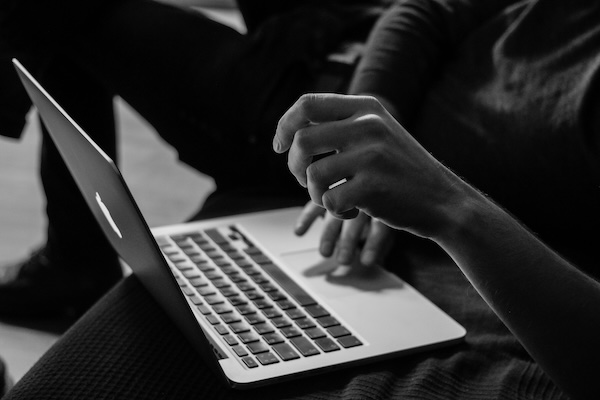 une femme travaillant sur son ordinateur