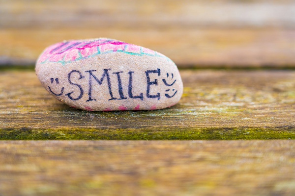 Un galet décoré d'un smile